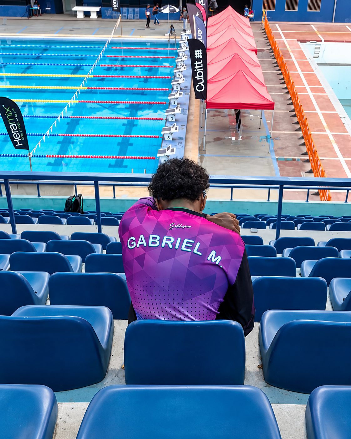 Gabriel observa la piscina de competición