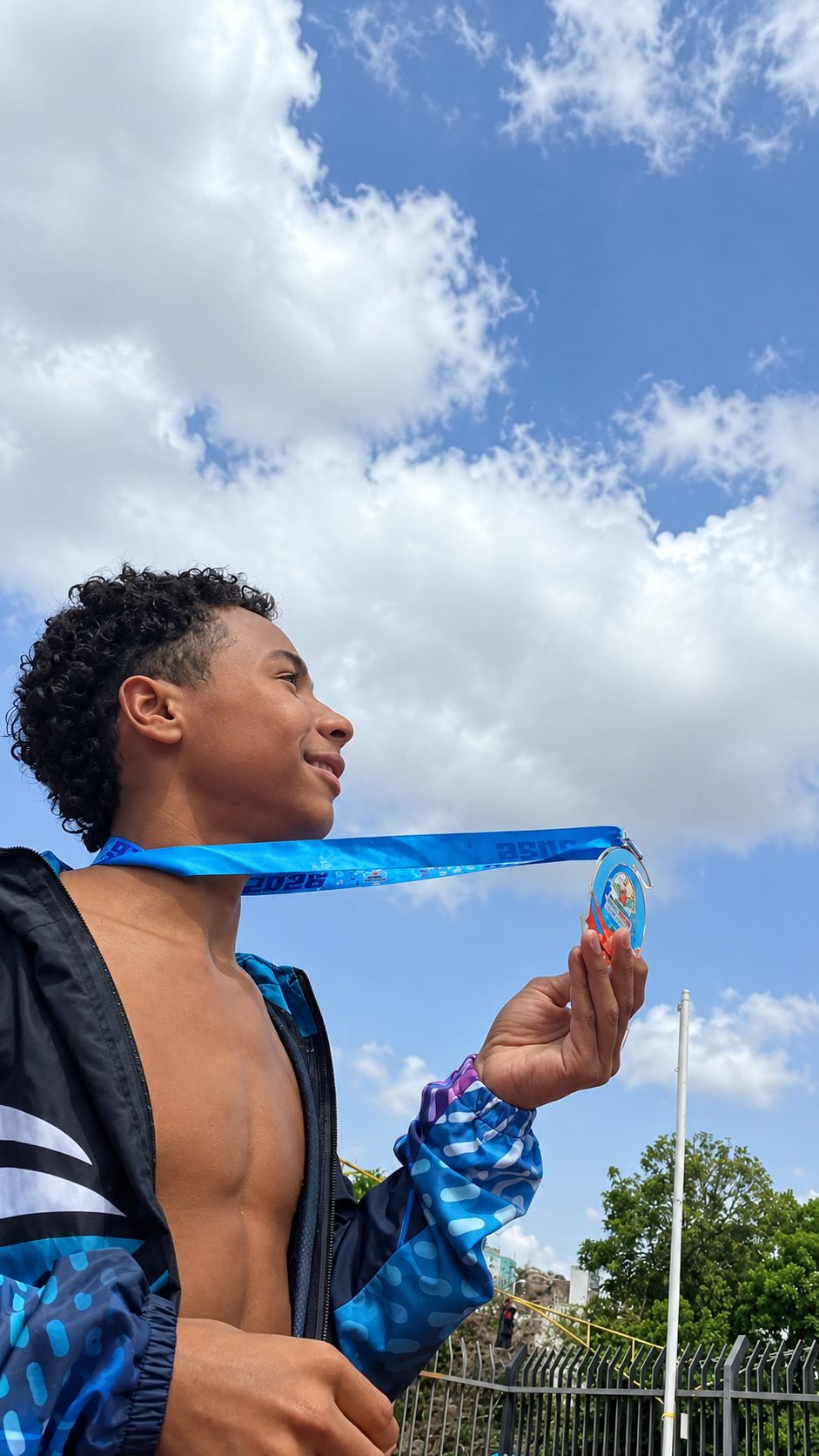 Gabriel con una medalla